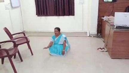 ಗೌರಿಬಿದನೂರು: ಖಾತೆ ಮಾಡಿಕೊಡಲು ನಗರಸಭೆ ಅಧಿಕಾರಿಗಳು ಹಿಂದೇಟು, ನಗರಸಭೆ ಕಚೇರಿಯಲ್ಲಿ ಪ್ರತಿಭಟನೆಗೆ ಕುಳಿತ ಮಹಿಳೆ