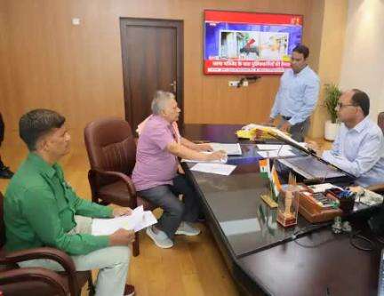 जिलाधिकारी, पटना द्वारा लोक शिकायत के 17 अपीलीय मामलों की सुनवाई की गई तथा परिवादों का निवारण किया गया। लोक शिकायत के निष्पादन में शिथिलता बरतने के कारण प्रखंड विकास पदाधिकारी, फुलवारीशरीफ के विरुद्ध 5 हजार रुपए का अर्थदंड एवं स्पष्टीकरण