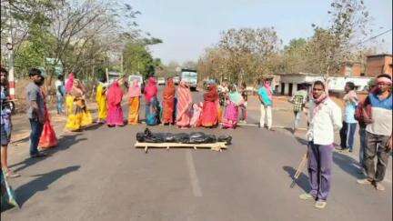 काठीकुंड थाना क्षेत्र के चंद्रपुरा गांव  के कमलाकांत राय नामक युवक की रोड हादसा में मौत। परिजनो ने किया रोङ  जाम
