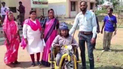 डुमरी: डुमरी प्रखंड कार्यालय में विकलांगों को बैटरी साइकिल का वितरण