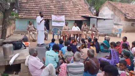குளத்தூர்: சேந்தம்பட்டி கிராமத்தில் வனத்துறை சார்பாக தீ தடுப்பு விழிப்புணர்வு பிரச்சாரம் மனவர் சதாசிவம் தலைமை நடந்தது