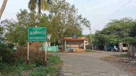 சாத்தான்குளம்: ஆத்திக்காடு கிராமத்தில் 10 நாட்களாக சீரான குடிநீர் வழங்காததை கண்டித்து 50க்கும் மேற்பட்ட பெண்கள் காலி குடங்களுடன் போராட்டம்#localissue