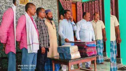 वारिसनगर: सतमलपुर में पूर्व जिला परिषद वसीम राजा ने ईद और रामनवमी पर वस्त्र वितरित किए