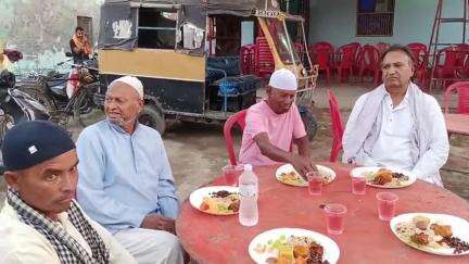 अलविदा रमज़ान के मौके पर पंचायत मनिकपुरा ग्राम सोहई गाजन मुखीया प्रतिनिधि पूर्व उप-प्रमुख नीरज सिंह के आवास पर दावते -ऐ-ईफतार का भव्य आयोजन