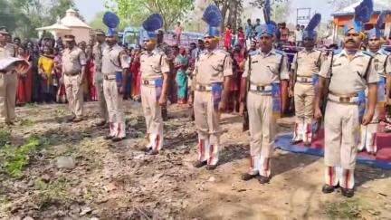 গড়বেতা ১: অস্বাভাবিক মৃত্যু CRPF জওয়ানের গড়বেতার গড়ঙ্গা এলাকার বাসিন্দা রাষ্ট্রীয় মর্যাদায় শেষকৃত্য সম্পন্ন
