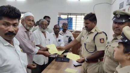 ಕೊರಟಗೆರೆ: ಯುಗಾದಿ ಹಾಗೂ ರಂಜಾನ್ ಹಬ್ಬದ ಪ್ರಯುಕ್ತ ಪಟ್ಟಣದಲ್ಲಿ ಹಿಂದೂ-ಮುಸ್ಲಿಂ ಸಮುದಾಯದ ಶಾಂತಿ ಸಭೆ