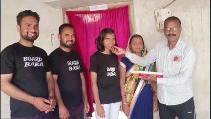 बड़हरिया: सुरवालिया गांव की किसान की बेटी 477 अंक लाकर बनी जिला टॉपर, गांव में खुशी का माहौल