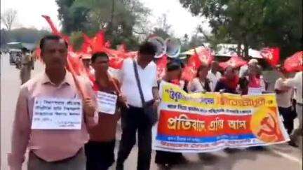 শান্তিরবাজার: বিরোধী দলনেতাকে জাত তুলে আক্রমণের প্রতিবাদে মনপাথর বাজারে মিছিল CPI(M)-র