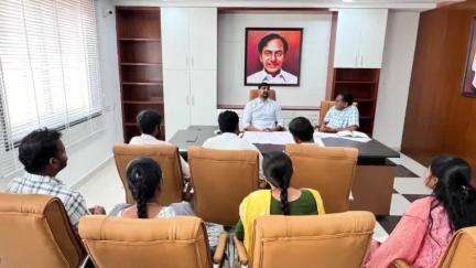 హుజూరాబాద్: పట్టణంలోని ఎమ్మెల్యే క్యాంప్ కార్యాలయంలో మిషన్ భగీరథ అధికారులతో సమావేశం నిర్వహించిన ఎమ్మెల్యే పాడి కౌశిక్ రెడ్డి