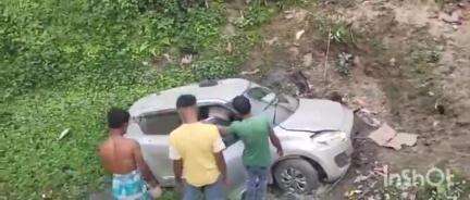 গৰৈমাৰী: কালাতলীত নিয়ন্ত্ৰন হেৰুৱাই পথৰ পৰা বাগৰি পৰিল চাৰিচকীয়া গাড়ী,গুৰুতৰভাৱে আহত ৫ জনকৈ প'লিং বিষয়া