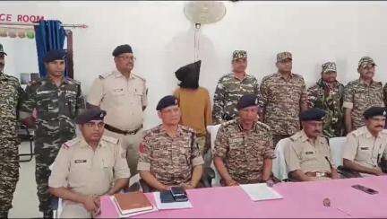 बरवाडीह: छिपादोहर पुलिस ने सीआरपीएफ के सहयोग से कटिया जंगल से जेजेएमपी नक्सली संगठन के एरिया कमांडर को गिरफ्तार किया