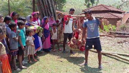 रायडीह: रायडीह:पहाड़ टूड़ूरमा गांव में सड़क नहीं होने के कारण गर्भवती महिला को बहंगी में ढोकर रायडीह अस्पताल लाया गया#jansamasya