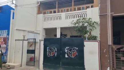 பெரியகுளம்: ADMK வத்தலக்குண்டு ஒன்றிய செயலாளர் தன் ஆதரவாளர்களுடன் பெரியகுளம் OPS இல்லத்தில் OPS அணியில் இணைந்தார்