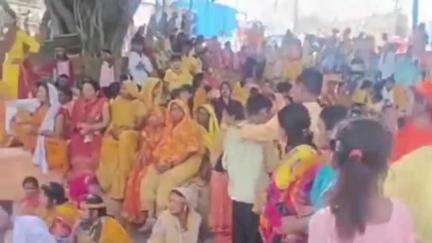 मैरवा: मैरवा के चंदनिया डीह मंदिर में नवरात्रि पूजा के लिए कलश यात्रा निकाली गई