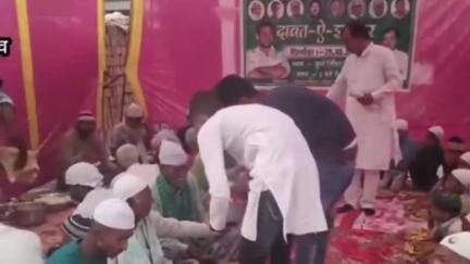 पीरपैंती: गौहर गांव में राजद नेता अशोक राम ने दावत-ए-इफ्तार पार्टी का आयोजन किया