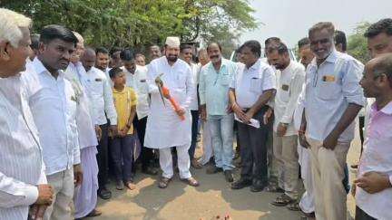 ಅಥಣಿ: ಸವದಿ ಗ್ರಾಮದಲ್ಲಿ ರಸ್ತೆ ಸುಧಾರಣೆ ಕಾಮಗಾರಿಗೆ ಶಾಸಕ ಲಕ್ಷ್ಮಣ ಸವದಿ ಚಾಲನೆ