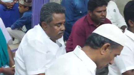 இலுப்பூர்: வயலோகம் முத்தவள்ளி ஜமாத்தில் VCK பொறுப்பாளர் இப்ராம்சா ஏற்பாட்டில் நடைபெற்ற நோன்பு திறக்கும் நிகழ்வில் VCK திமுக காங்கிரஸ்  நாதக பங்கேற்ப்பு
