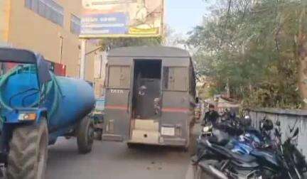 करौं: साइबर थाना पुलिस ने करों में छापेमारी, साइबर अपराध के आरोप में एक युवक हिरासत में, जांच जारी