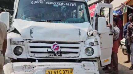 കൊടുങ്ങല്ലൂർ: മതിലകത്ത് ടെമ്പോ ട്രാവലർ സ്വകാര്യ ബസിലിടിച്ച് അപകടം, ആറു പേർക്ക് പരിക്കേറ്റു