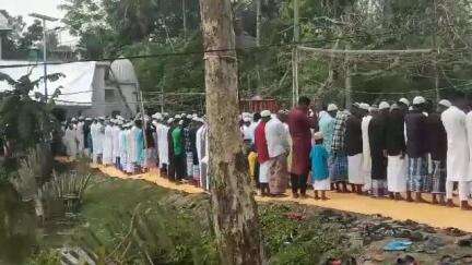 নন্দকুমার: খুশির ঈদ উৎসব উপলক্ষ্যে আজ নন্দকুমার ১৬আনা মসজিদে ঈদের নামাজ পড়ে নিজেদের মধ্যে শুভেছা বিনিময় করেন ইসলাম ধর্মপ্রান মানুষ