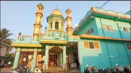 சீர்காழி: மேலச்சாலை ஜாமியா மஸ்ஜிதில் புத்தாடை அணிந்து ரமலான் சிறப்பு தொழுகையில் ஈடுபட்டு ரமலான் வாழ்த்துக்கள் தெரிவித்த இஸ்லாமியர்கள்