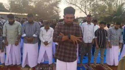திருத்துறைப்பூண்டி: வேதை சாலையில் உள்ள தனியார் திடலில் தமிழ்நாடு தவ்ஹீத் ஜமாத் சார்பில் 500க்கும் மேற்பட்டோர் ரமலான் சிறப்பு தொழுகை
