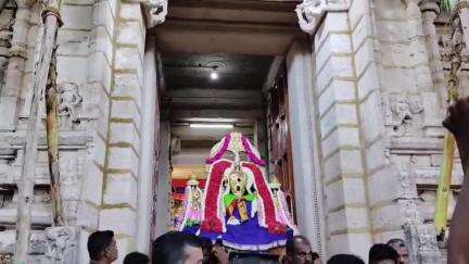 ஸ்ரீவைகுண்டம்: திருப்புளியங்குடி காய்சினி வேந்தப் பெருமாள் கோவில் பங்குனி திருவிழா முன்னிட்டு  தெப்ப உற்சவம் திரளான பக்தர்கள் பங்கேற்பு