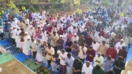பட்டுக்கோட்டை: ரமலான் பண்டிகையையொட்டி பெரிய பள்ளிவாசல் அருகே திறந்தவெளி மைதானத்தில் தொழுகை நடத்திய இஸ்லாமியர்கள்