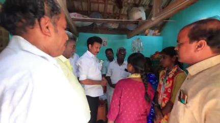 திருவெறும்பூர்: திருவெறும்பூர் தொகுதி பொய்கைக்குடி பகுதியில் தந்தையை இழந்த அரசு பள்ளி மாணவிக்கு அமைச்சர் நிதி உதவி