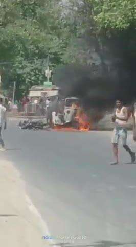 मीनापुर: मीनापुर चौक के पास ऑटो और बाइक की टक्कर के बाद ऑटो में लगी आग, लोग बाल-बाल बचे