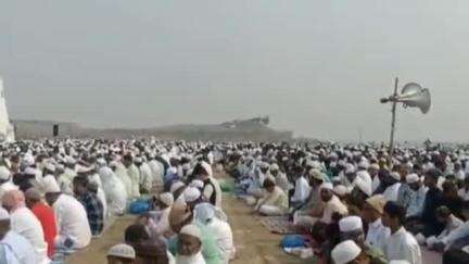 अंबाजोगाई: ईदगाह मैदानावर मुस्लिम बांधवांकडून रमजान ईदनिमित्त सामूहिक नमाज पठण