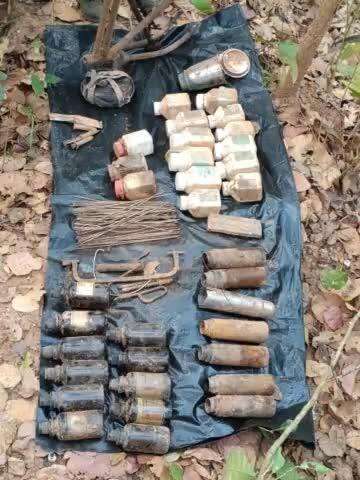#chaibasapolice, JJ (STF) एवं CRPF का संयुक्त कार्रवाई 

दिनांक 19.03.25

20 KG का 1 IED बरामद