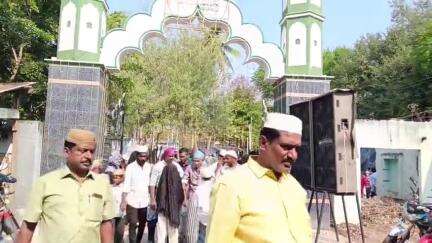 போடிநாயக்கனூர்: ரம்ஜானை முன்னிட்டு புதூர் ஈத்கா மைதானத்தில் 5 ஆயிரத்திற்கும் மேற்பட்ட இஸ்லாமியர்கள் சிறப்பு தொழுகையில் ஈடுபட்டனர்
