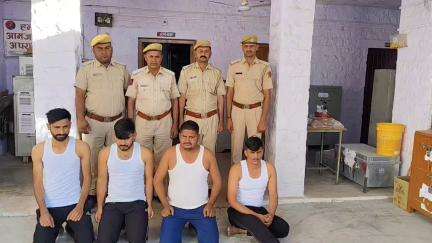 #Balotra: थाना मण्डली व डीएसटी बालोतरा की सटोरियों के खिलाफ बड़ी कार्यवाही।

3 लेपटाॅप, 9 मोबाईल, वाईफाई, हिसाब की डायरी