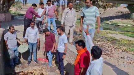 बाजना: ग्राम पंचायत रावटी में 'जल गंगा संवर्धन अभियान' के तहत उकाला महादेव मंदिर की बावड़ी में की गई साफ़-सफ़ाई