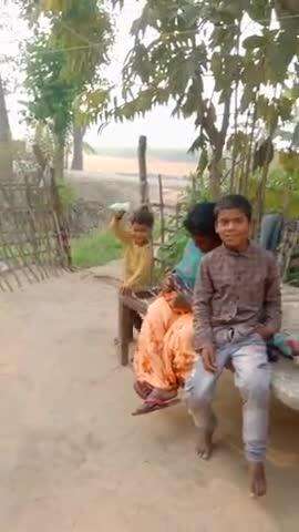 देखिए लाही गांव में एक छोटा सा बच्चा कैसे घूम घूमकर दुधपिलाई से दूध पीता है