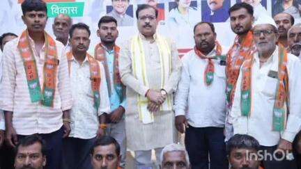 रेणापूर: तालुक्यातील दवणगावचे सरपंच रवींद्र नागरगोजे यांच्यासह अनेकांचा आ.कराड यांच्या नेतृत्वात संवाद कार्यालयात भाजपात प्रवेश.
