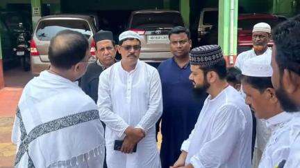জাঙ্গিপাড়া: হুগলির ফুরফুরা শরীফে পবিত্র ঈদ উৎসব উদযাপনের সৌজন্য সাক্ষাৎ ও শুভেচ্ছা বিনিময় করলেন রাজ্যের পরিবহন মন্ত্রী