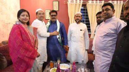 चितरपुर: चितरपुर के कांग्रेस नेता के घर पहुंचकर पेयजल मंत्री योगेंद्र प्रसाद और विधायक ममता देवी ने ईद की बधाई दी