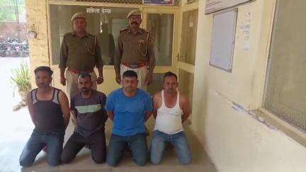 #Balotra: थाना समदड़ी द्वारा अवैध बजरी खनन के विरूद्ध कार्यवाही।

अवैध बजरी से भरे डम्पर सहित एस्कोर्ट में प्रयुक्त स्विफ्ट कार जब्त।
