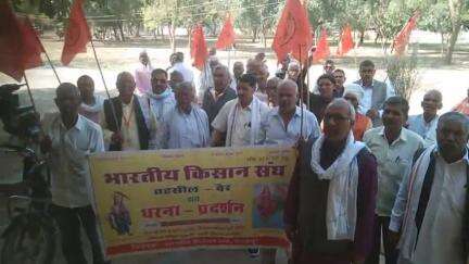 तहसील वैर के गांवो में ओलावृष्टि से हुए नुकसान का किसान नेता इंदल सिंह जाट के नेतृत्व में दिया ज्ञापन एसडीओ वैर को