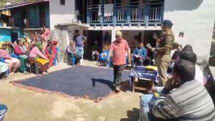रिखणीखाल: रिखणीखाल पुलिस ने ग्राम मेलधार में ड्रग्स फ्री और साइबर अपराध सुरक्षा पर ग्रामीणों के साथ चौपाल आयोजित की