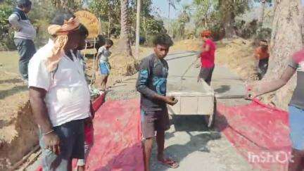 सुंदरपहाड़ी: सुंदरपड़ी प्रखंड के धमनी पंचायत के पुरुगांव में पीसीसी निर्माण कार्य में गड़बड़झाला