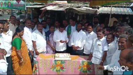 హసన్​పర్తి: మండల కేంద్రంలో వర్ధన్నపేట ఎమ్మెల్యే పుట్టినరోజు వేడుకలు ఎయిర్పోర్ట్ కోసం కృషి చేసిన ఎమ్మెల్యేకు రుణపడి ఉంటామని వెల్లడి