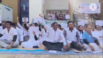 তিতাবৰ: এইবাৰ প্ৰতিবাদত নামিল এন এইচ এমৰ কৰ্মচাৰী, তিতাবৰত সম-কামৰ সম-দৰমহা প্ৰদানৰ লগতে কেইবাটাও দাবীত কৰ্মবিৰতি পালন