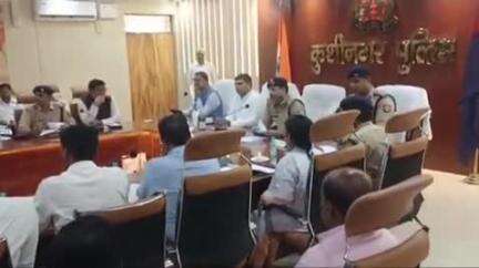 पडरौना: कुशीनगर पुलिस लाइन सभागार में कमिश्नर की अध्यक्षता में सड़क सुरक्षा समिति की बैठक संपन्न, मौतों पर जताई गई चिंता