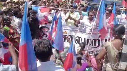 மேலூர்: மேலூரில் "காவல்துறையை கண்டித்து வட்டாட்சியர் அலுவலகம் முன்பு விடுதலை சிறுத்தைகள் கட்சியினர் சாலை மறியல்"