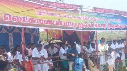 குளத்தூர்: லட்சுமணபட்டியில் ஊர் மக்களால் நடத்தப்படும் ஜல்லிக்கட்டு போட்டியை ஏராளமான பொதுமக்கள் பார்த்து வருகின்றனர்