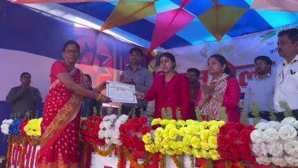 आत्मा अरवल द्वारा आयोजित किसान मेला-सह-प्रदर्शनी में  जिला क़ृषि पदाधिकारी, अरवल के द्वारा पूरस्कार वितरण किया गया #krishibihar #bameti.bihar