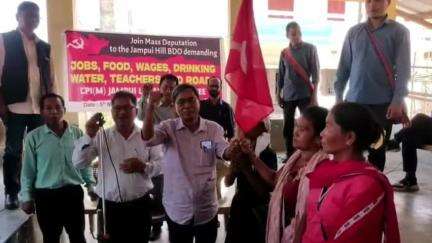 কাঞ্চনপুর: জম্পুই পাহাড়ের ভাংমুন এলাকায় এক যোগদান সভা অনুষ্ঠিত হয় সিপিআইএম দলের,উপস্থিত CPIM দলের রাজ্য সম্পাদক জিতেন্দ্র চৌধুরী